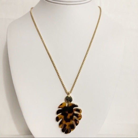 Ann Taylor Ocelot Gold Tone Leaf Pendant Necklace NWT - Picture 2 of 8